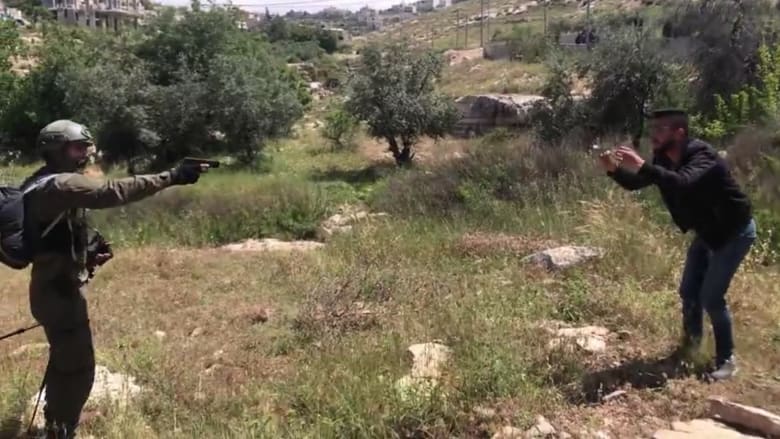 جنود إسرائيليون يطلقون النار على فلسطيني معصوب العينين حاول الهرب