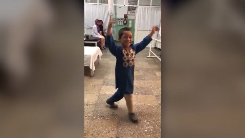 شاهد كيف احتفل طفل مبتور القدم فرحاً بحصوله على طرف صناعي