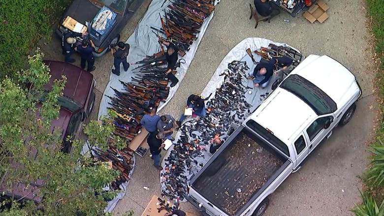 الشرطة الأمريكية تصادر 1000 بندقية من منزل بلوس أنجلوس
