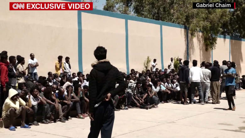 لاجئون أفارقة عالقون وسط حرب ليبيا: نحن أيضاً بشر