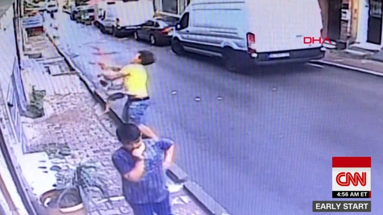 شاهد..شاب جزائري ينقذ طفلة سورية سقطت من نافذة منزل بإسطنبول