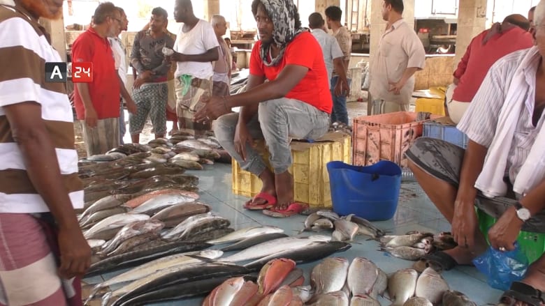 داخل سوق "صيرة"..إحدى أشهر أسواق بيع الأسماك في عدن