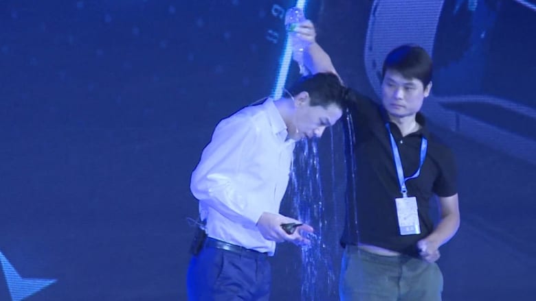 شاهد.. ملياردير صيني يُغمر بالماء أثناء خطاب له على مسرح