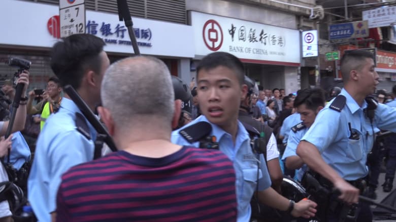 اشتباكات بين متظاهرين وشرطة هونغ كونغ
