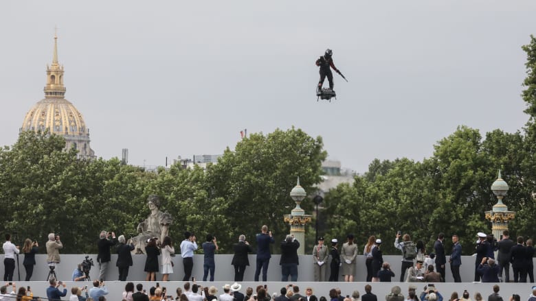 "رجل طائر" يحلق في سماء فرنسا
