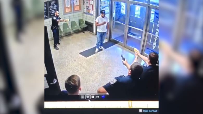 رجل يقتحم قسم شرطة في نيويورك بسكين ويطلب إطلاق النار عليه
