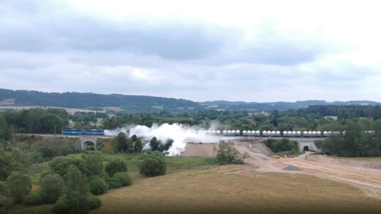 بالفيديو: لحظة خروج قطار شحن عن مساره في التشيك