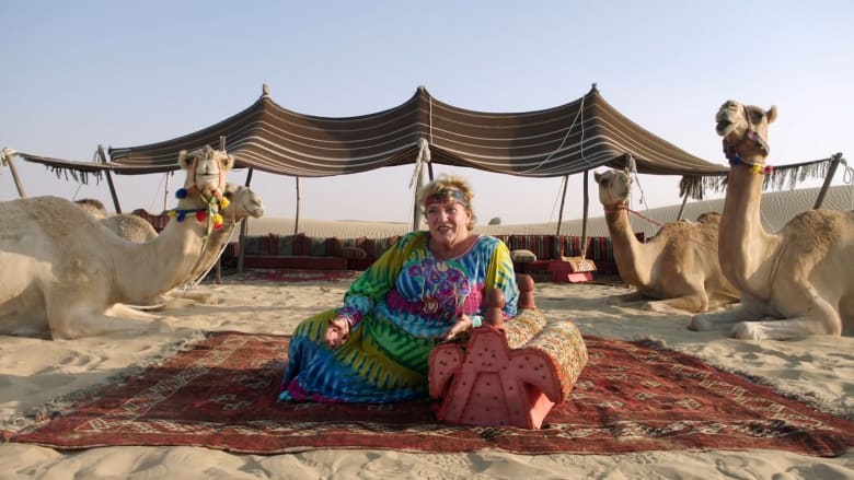 ألمانية تعشق الحياة البدوية وتربي الإبل في صحراء دبي
