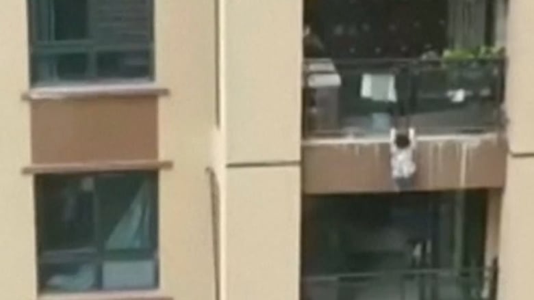 بالفيديو: لحظة سقوط طفل من مبنى شاهق.. وهذا ما فعله المارة