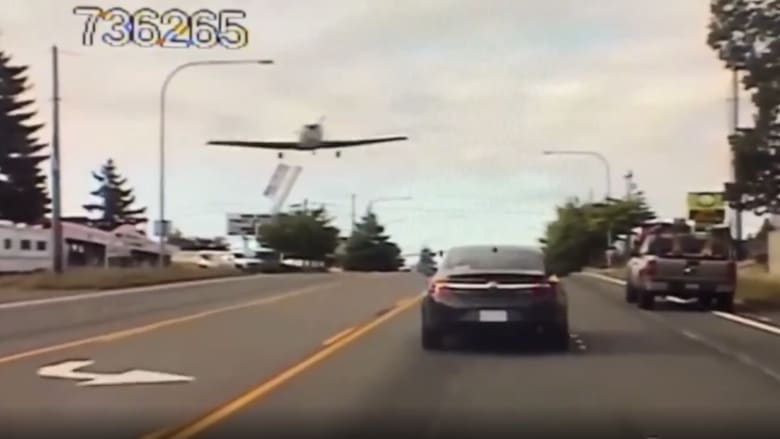 بالفيديو.. لحظة هبوط طائرة على طريق مكتظ بواشنطن