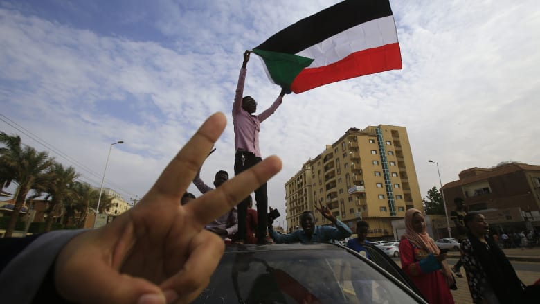 سودانيون يحتفلون بعد الاتفاق على وثيقة الإعلان الدستوري