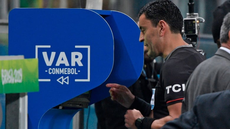 تقنية الـ"VAR" في عالم الدوري الإنجليزي.. والجمهور جزء منها