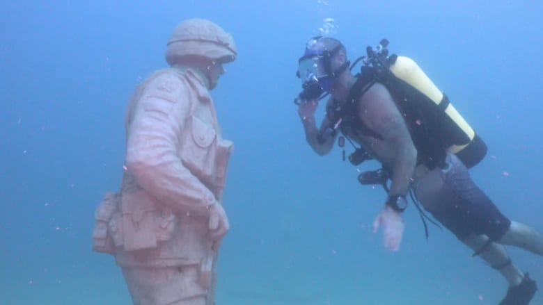 أول نصب تذكاري لقدامى المحاربين تحت الماء