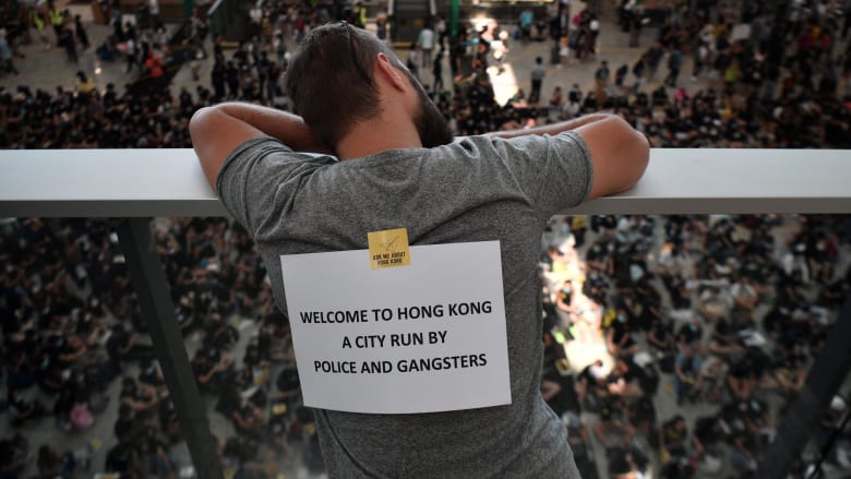 المئات يعتصمون في مطار هونغ كونغ.. ما هي مطالبهم؟