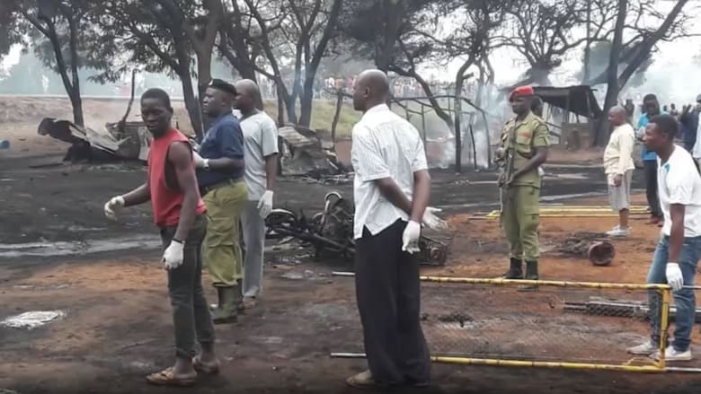 شاهد.. العشرات حول ناقلة وقود قبل انفجارها بلحظات في تنزانيا