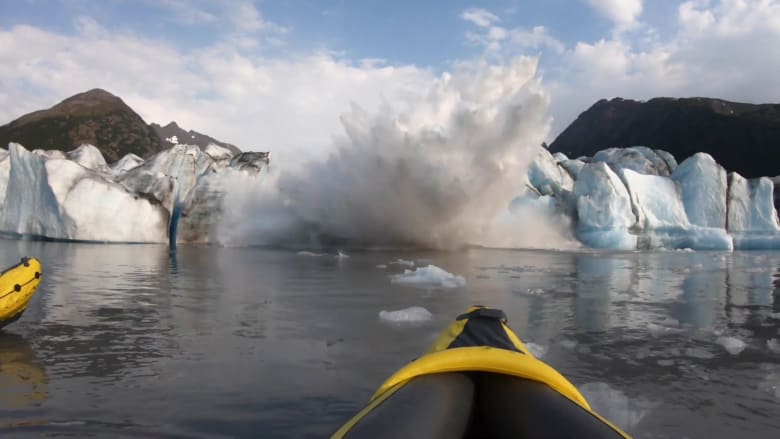 بالفيديو.. جبل جليدي ضخم ينهار فجأة أمام سائحين بألاسكا