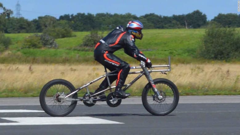 بريطاني يحطم الرقم القياسي على دراجة هوائية بسرعة 280 كم/س