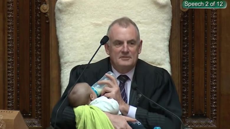طفل يرضع في أحضان رئيس البرلمان النيوزيلندي