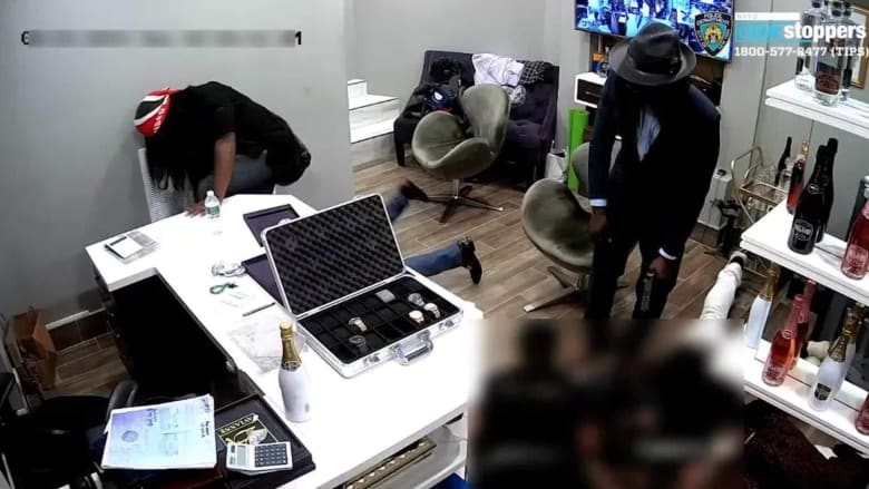 كاميرا توثق عملية سطو مسلح لمتجر مجوهرات في مدينة نيويورك