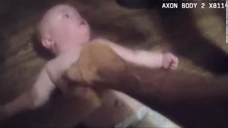 لحظة إنقاذ شرطي لرضيع من الموت بعد توقفه عن التنفس