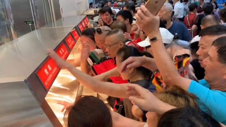 حشود هائلة وفوضى كبيرة بعد افتتاح أول متجر كوستكو بالصين