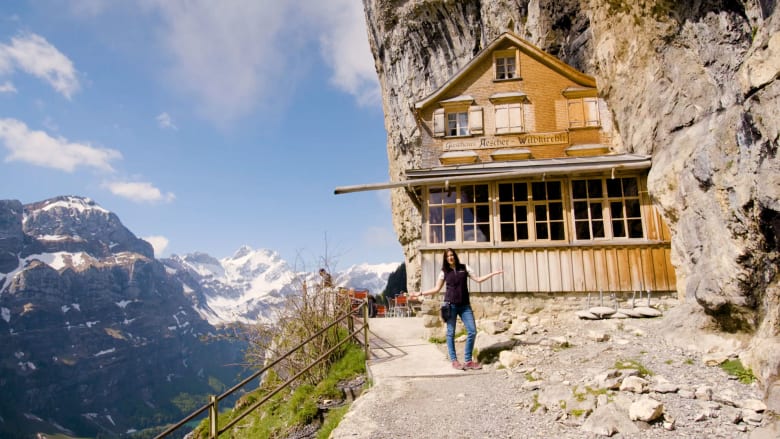 على ارتفاع 5 آلاف قدم.. مطعم تاريخي في جبال الألب السويسرية