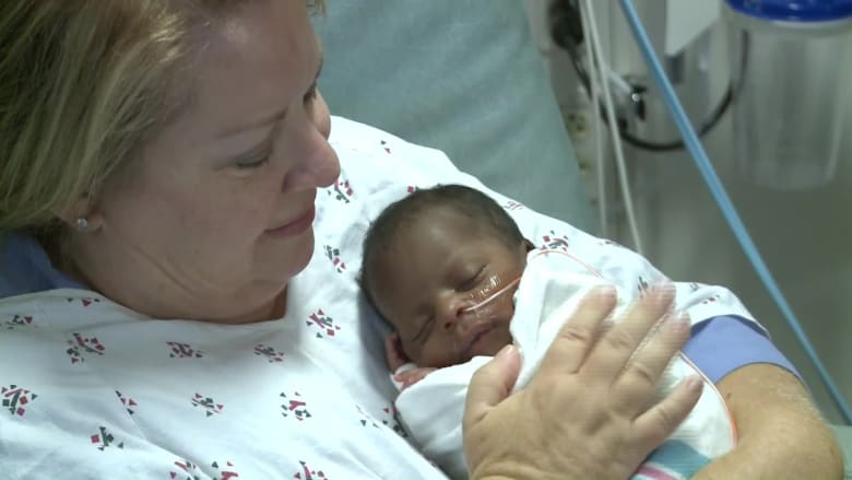 متطوعون لاحتضان الأطفال حديثي الولادة بإحدى مستشفيات أمريكا