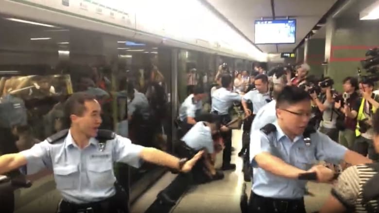 شرطة هونغ كونغ تفرق بالعصي محتجين داخل محطة مترو أنفاق