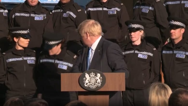 شرطية تنهار خلال خطاب لرئيس وزراء بريطانيا.. وهكذا رد