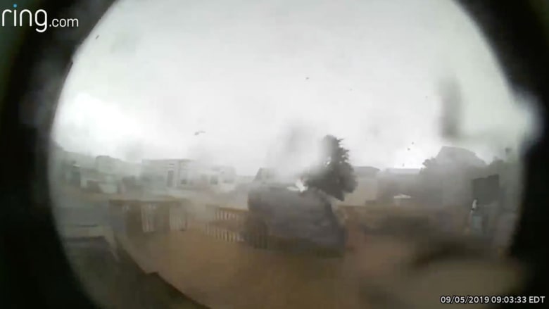 رجل يراقب إعصار دوريان يدمر منزله من كاميرا جرس الباب