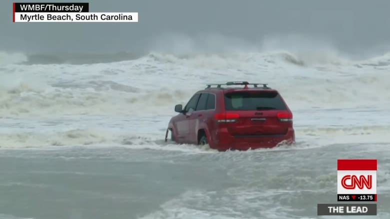 ما سر سيارة الدفع الرباعي العالقة على الشاطئ بإعصار دوريان؟