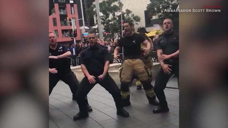 رجال إطفاء نيوزيلنديون يؤدون رقصة "هاكا" في ذكرى 11 سبتمبر