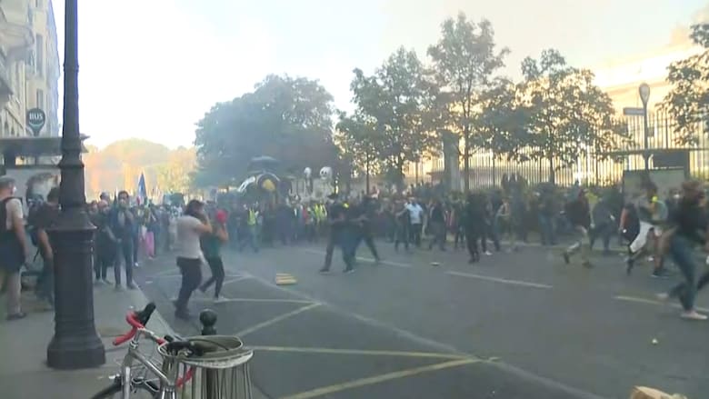اشتباكات بين السترات "الصفراء" و"السوداء" والشرطة في باريس