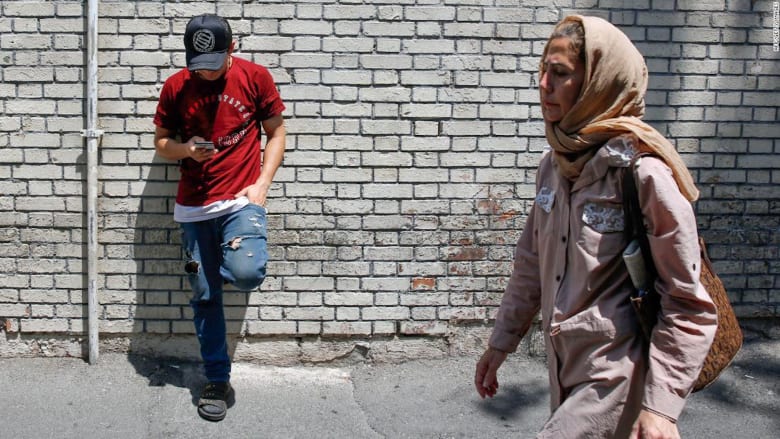 CNN ترصد مدى تأثر حياة الإيرانيين اليومية بعقوبات أمريكا