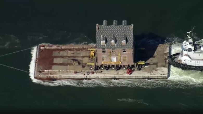 أمريكي يشحن قصر تاريخي بأكمله عبر البحر لإهدائه لوالديه