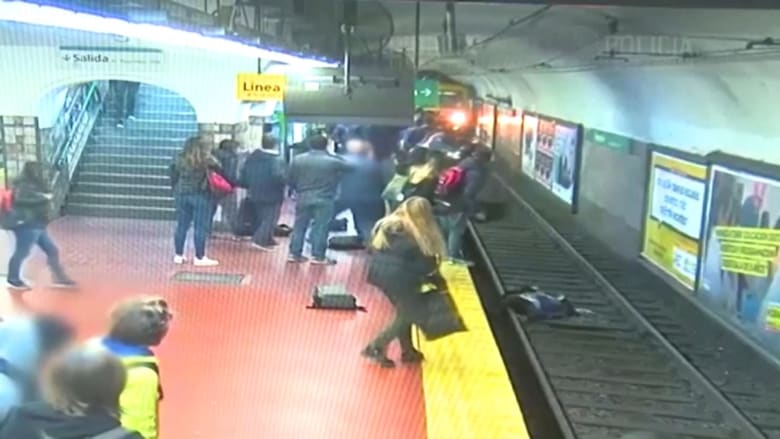 كاميرات مراقبة ترصد لحظة سقوط امرأة أمام قطار مسرع