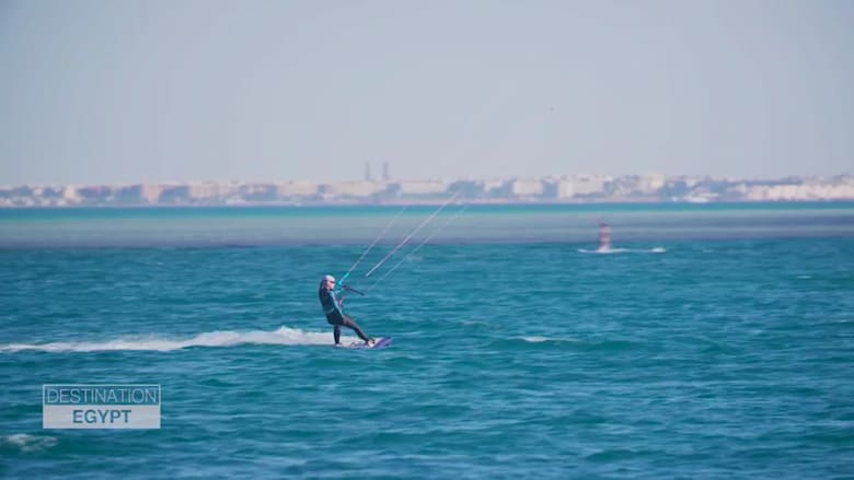 الجونة في مصر..وجهة عالمية للتزلج على الأمواج بالمظلات