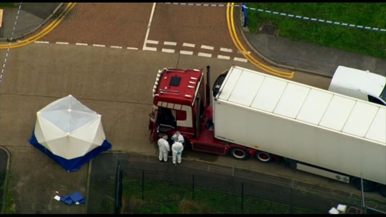 العثور على 39 جثة داخل شاحنة في إنجلترا