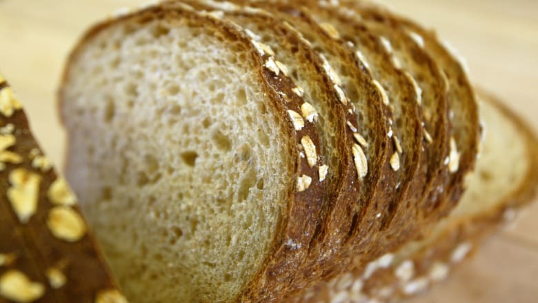 كيف تختار أفضل أنواع الخبز وما هي المكونات التي يجب تفاديها؟