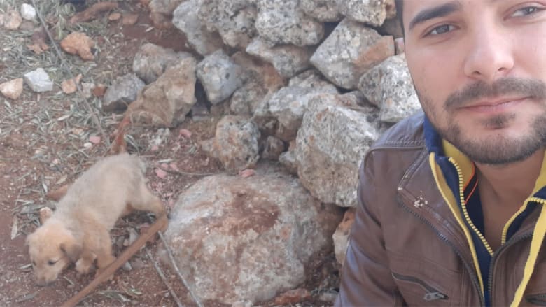 مصور سوري ينقذ جرواً "يبكي" وسط حطام مداهمة البغدادي