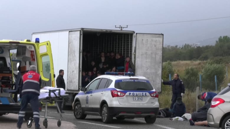 الشرطة اليونانية تعثر على 41 مهاجرا داخل شاحنة تبريد