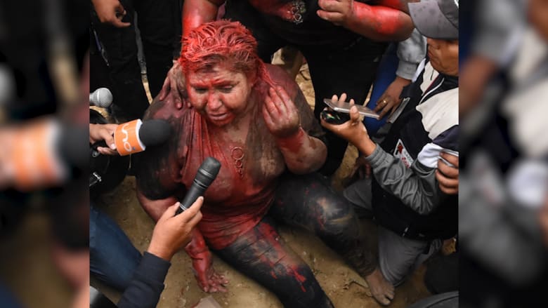 محتجون يقصون شعر عمدة مدينتهم ويصبغونها بالأحمر في بوليفيا