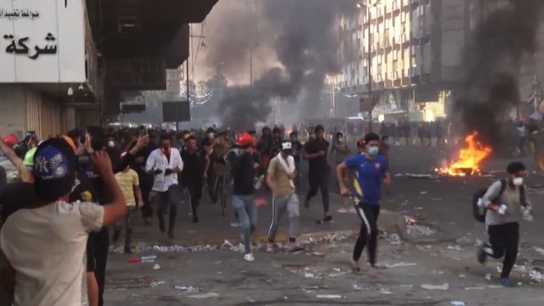 اشتباكات عنيفة بين المحتجين العراقيين وقوات الأمن في بغداد