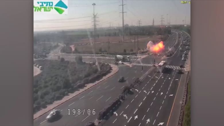 لحظة سقوط صاروخ من قطاع غزة في أحد الطرق بإسرائيل