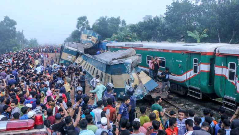 اللحظات الأولى لحادث تصادم قطارين في بنغلاديش