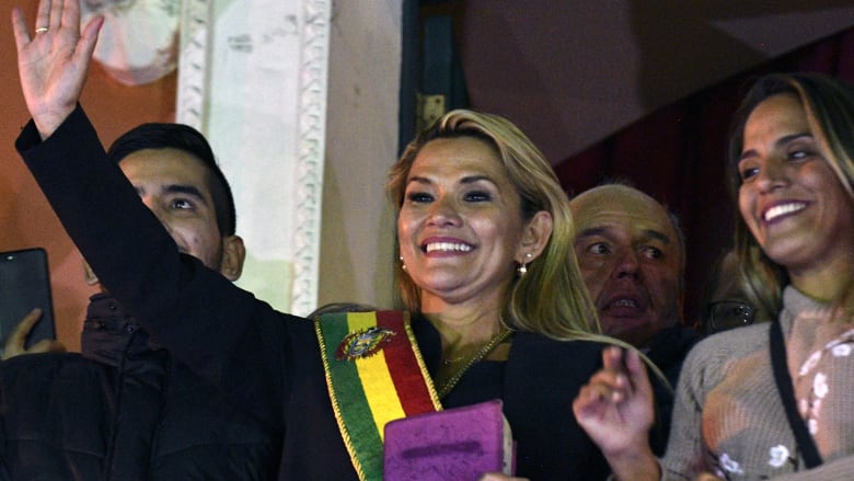 من هي جيانين آنيز التي نصّبت نفسها رئيسة مؤقتة في بوليفيا؟