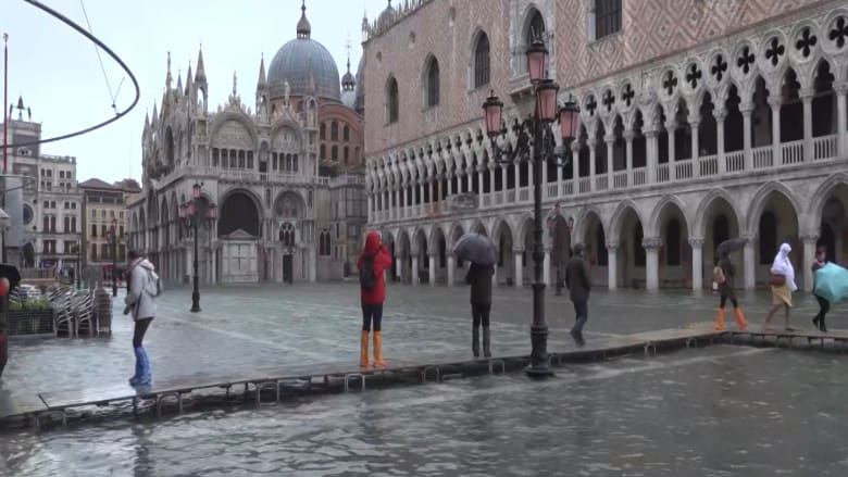 فيضانات تغرق البندقية في إيطاليا.. وإطلاق صفارات الإنذار