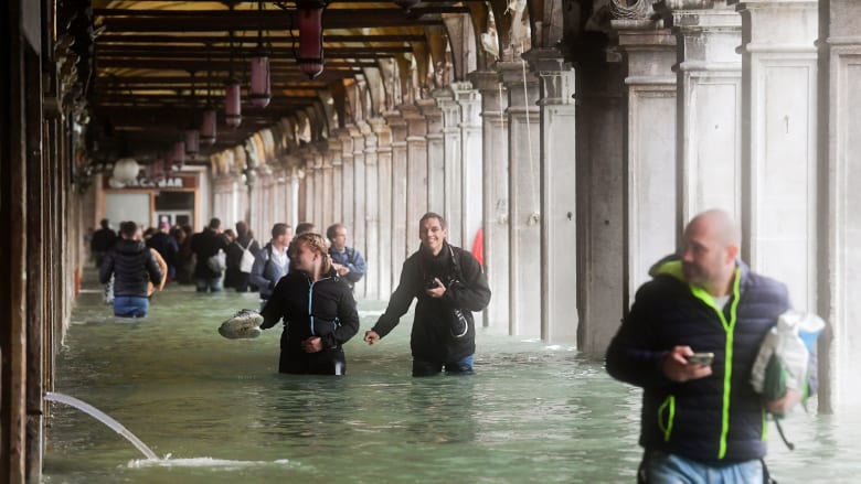 مشاهد من الفيضانات التي اجتاحت مدينة البندقية في إيطاليا