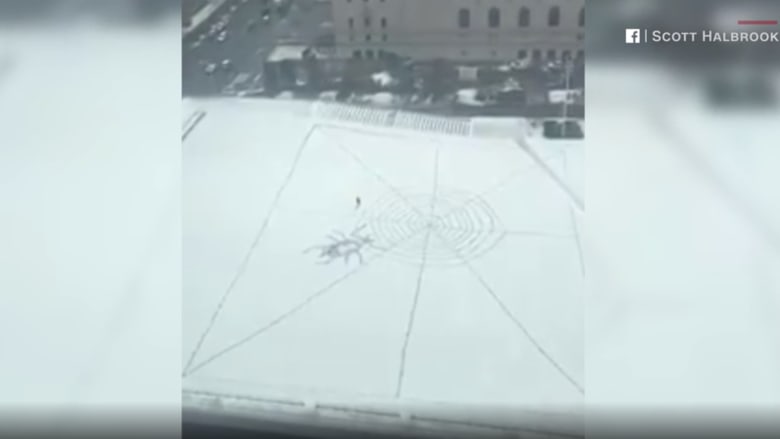 رجل غامض ينسج شبك عنكبوت على الثلج.. وسائح يصوره قبل اختفائه