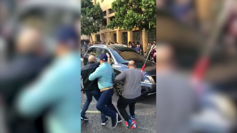 إطلاق نار بإشكال بين موكب سياسي لبناني ومعتصمين قرب البرلمان